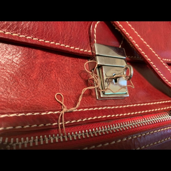 Beautiful business leather tote. - Picture 9 of 11